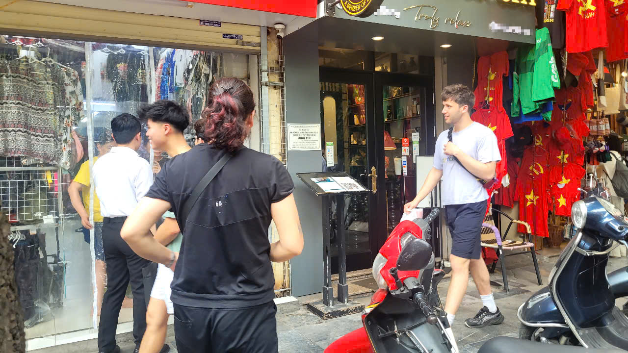 Bất ngờ với cách bán hàng "ẩn dật" tiểu thương phố cổ - Ảnh 2.