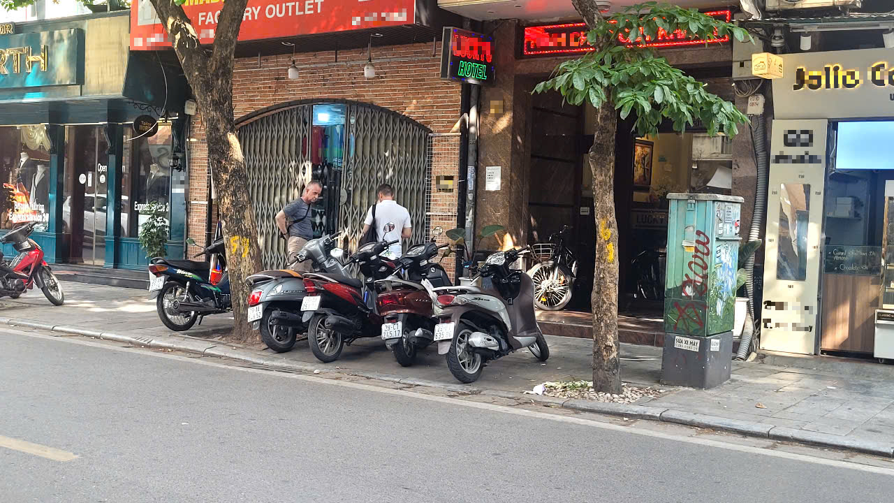 Bất ngờ với cách bán hàng "ẩn dật" tiểu thương phố cổ - Ảnh 3.