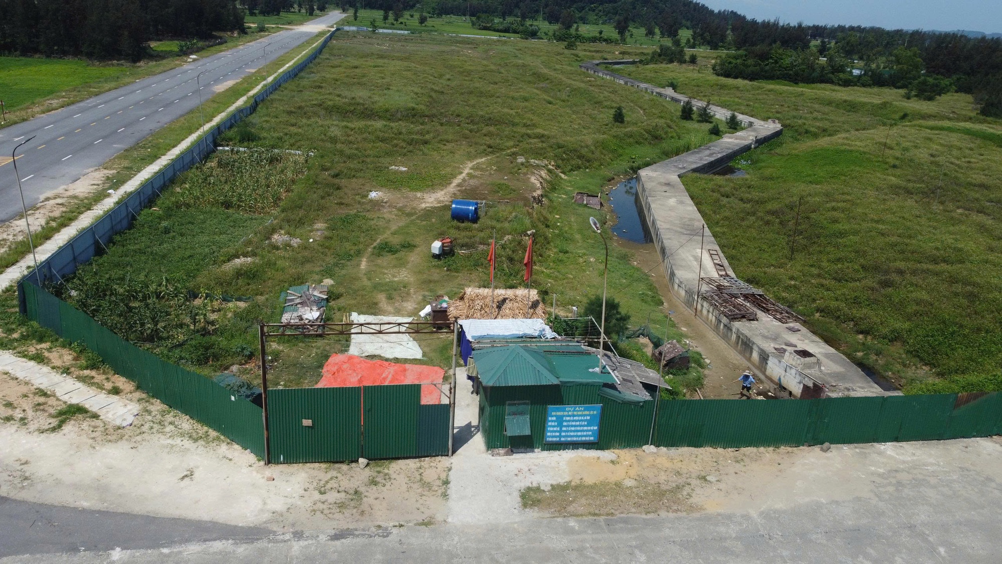 Dự án biệt thự nghĩ dưỡng hơn 240 tỉ đồng bên bờ biển sau 8 năm vẫn “án binh bất động” - Ảnh 1.