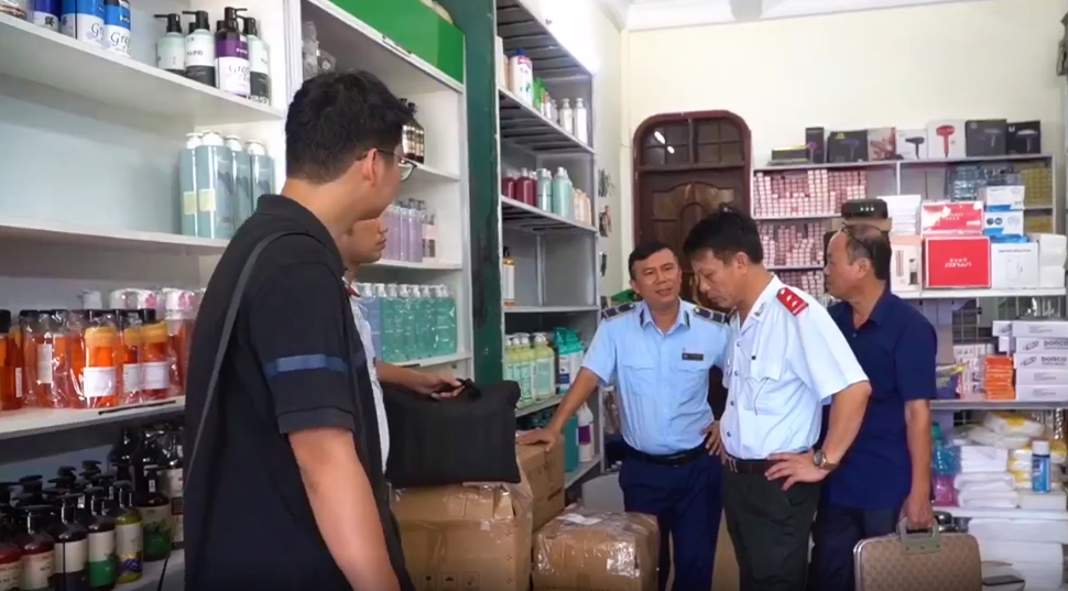 Bóc trần sự thật bên trong cửa hàng mỹ phẩm Tuấn Lài- Ảnh 1. Bóc trần sự thật bên trong cửa hàng mỹ phẩm Tuấn Lài- Ảnh 1.
