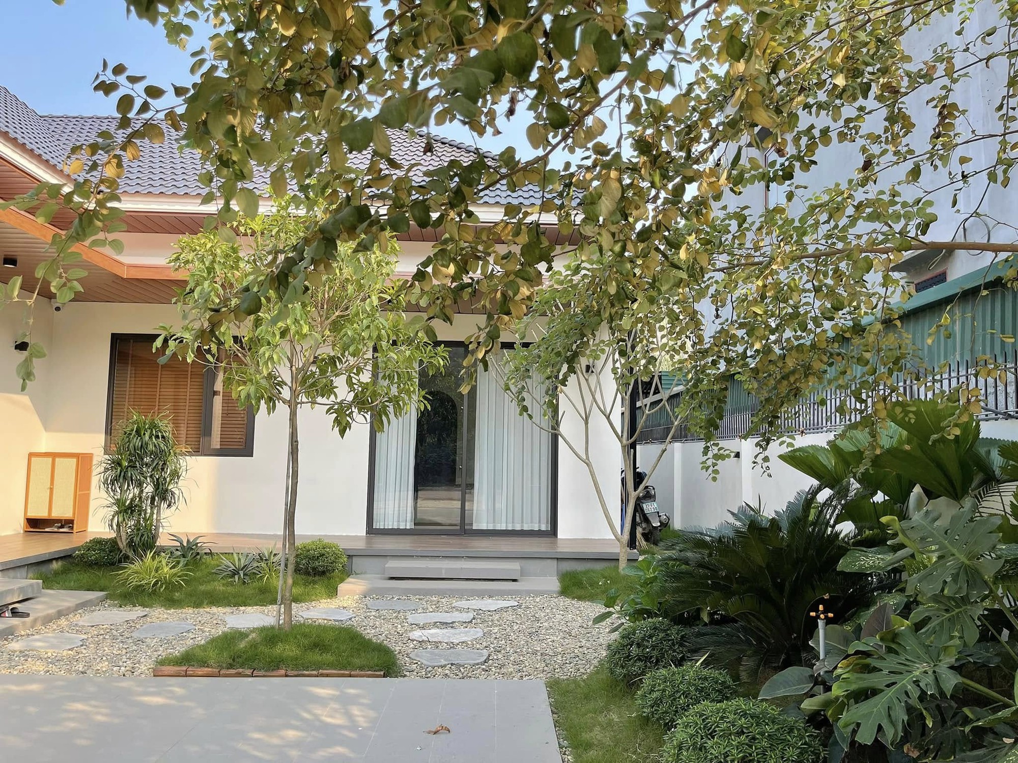 Cặp vợ chồng trẻ xây nhà hướng Tây vẫn mát mẻ nhờ 1 chiêu đơn giản, tổ ấm rộng 300m2 đẹp như resort nghỉ dưỡng lại xuất phát từ một bản mẫu free trên mạng- Ảnh 7. Cặp vợ chồng trẻ xây nhà hướng Tây vẫn mát mẻ nhờ 1 chiêu đơn giản, tổ ấm rộng 300m2 đẹp như resort nghỉ dưỡng lại xuất phát từ một bản mẫu free trên mạng- Ảnh 7.