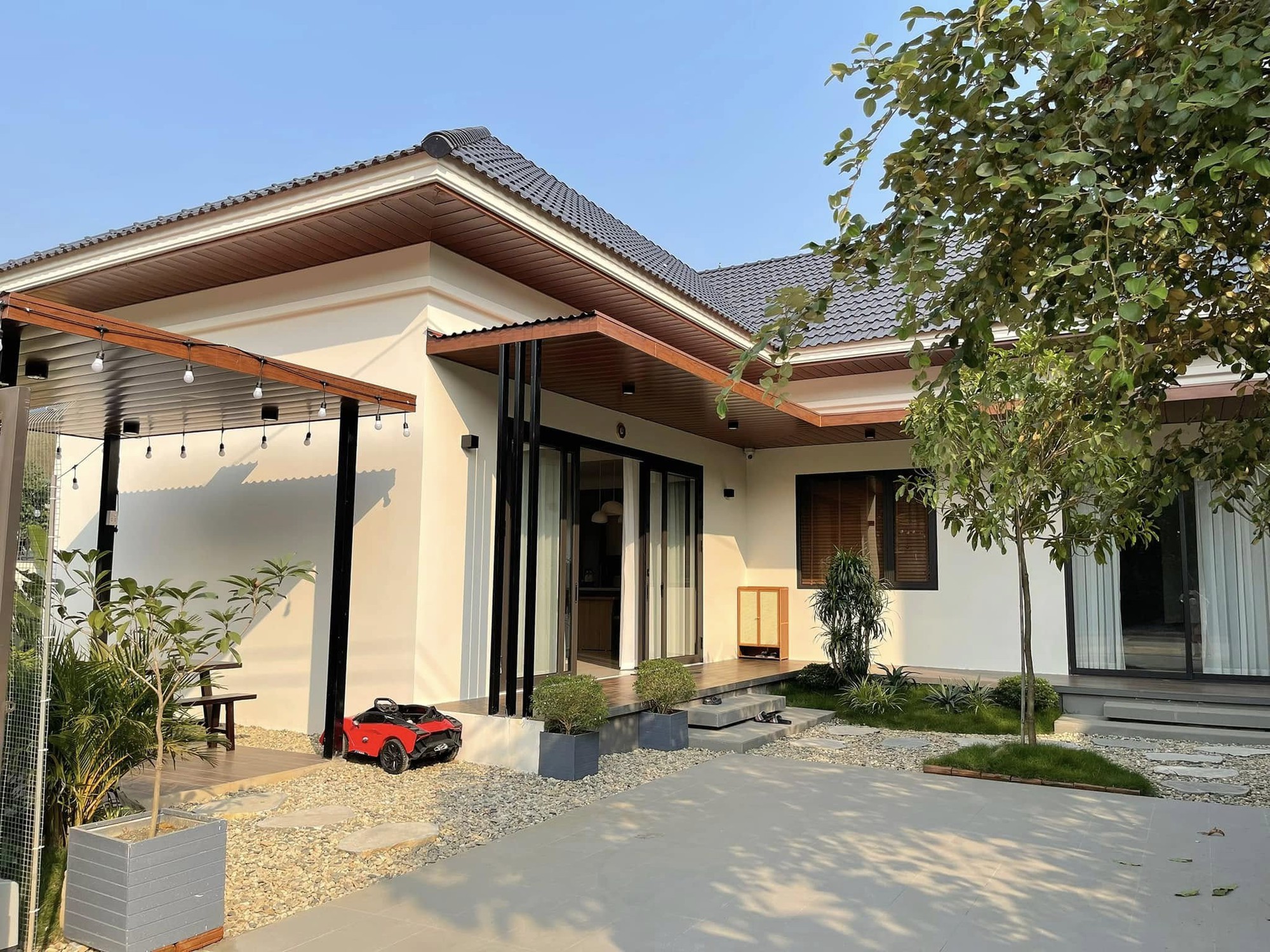 Cặp vợ chồng trẻ xây nhà hướng Tây vẫn mát mẻ nhờ 1 chiêu đơn giản, tổ ấm rộng 300m2 đẹp như resort nghỉ dưỡng lại xuất phát từ một bản mẫu free trên mạng- Ảnh 6. Cặp vợ chồng trẻ xây nhà hướng Tây vẫn mát mẻ nhờ 1 chiêu đơn giản, tổ ấm rộng 300m2 đẹp như resort nghỉ dưỡng lại xuất phát từ một bản mẫu free trên mạng- Ảnh 6.