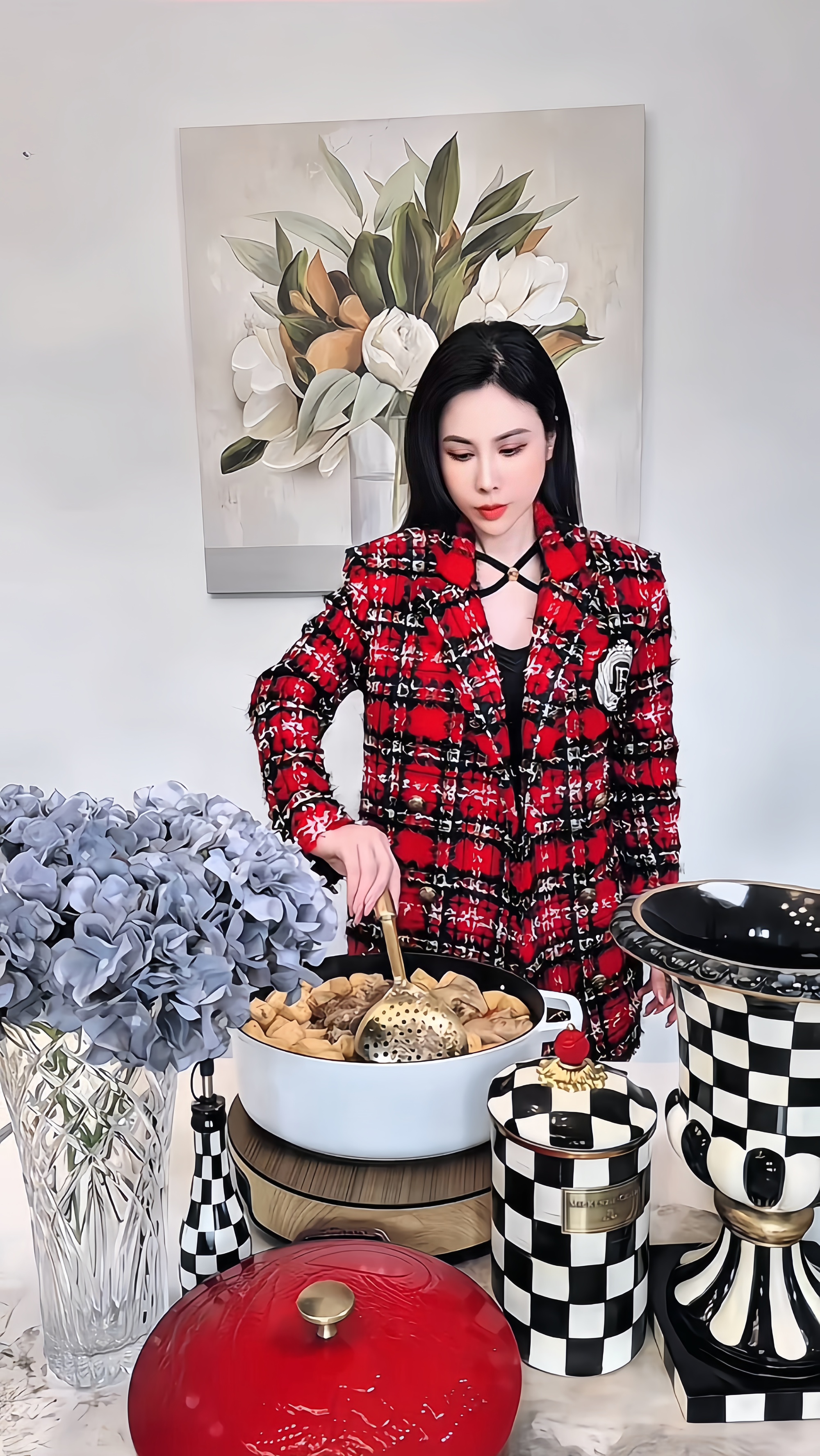 Một hoa hậu Việt ở Mỹ gây xôn xao khi mặc bộ đồ 100 triệu vào bếp nấu ăn: "Tôi đã chăm chỉ lao động để có tài chính vững vàng như bây giờ” - Ảnh 4.