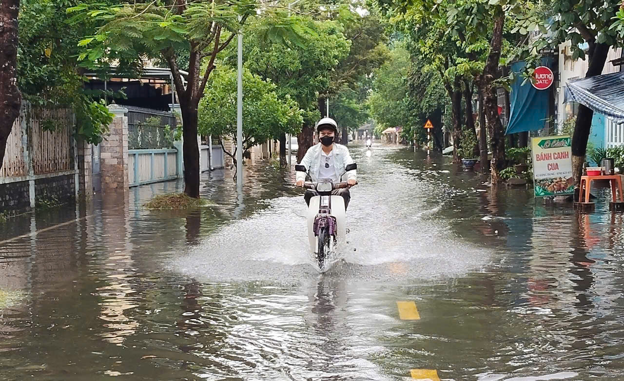 Hình ảnh đường phố Huế "lạ lùng" giữa mùa hè- Ảnh 1.