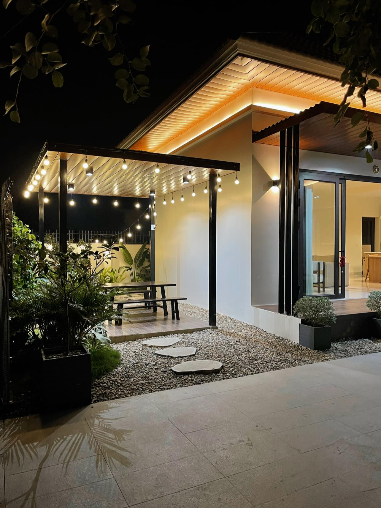 Cặp vợ chồng trẻ xây nhà hướng Tây vẫn mát mẻ nhờ 1 chiêu đơn giản, tổ ấm rộng 300m2 đẹp như resort nghỉ dưỡng lại xuất phát từ một bản mẫu free trên mạng- Ảnh 20. Cặp vợ chồng trẻ xây nhà hướng Tây vẫn mát mẻ nhờ 1 chiêu đơn giản, tổ ấm rộng 300m2 đẹp như resort nghỉ dưỡng lại xuất phát từ một bản mẫu free trên mạng- Ảnh 20.