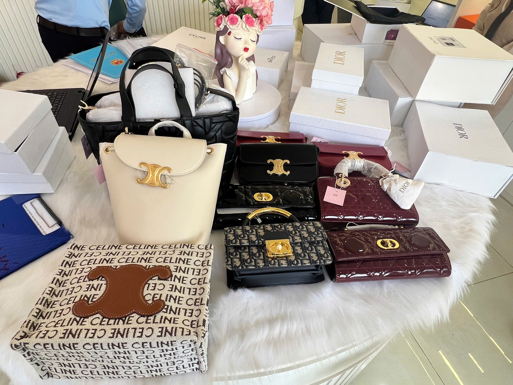 Bán hàng Chanel, Hermes "fake", một hộ kinh doanh bị xử phạt 70 triệu đồng - Ảnh 1.
