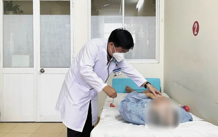 Chàng trai 23 tuổi bị đột quỵ trên bàn làm việc, phải cấp cứu mở hộp sọ, di chứng liệt nửa người: Chạy KPI ‘thêm 1 chút’ để rồi ‘chậm cả đời’ - Ảnh 2. Chàng trai 23 tuổi bị đột quỵ trên bàn làm việc, phải cấp cứu mở hộp sọ, di chứng liệt nửa người: Chạy KPI ‘thêm 1 chút’ để rồi ‘chậm cả đời’ - Ảnh 2.