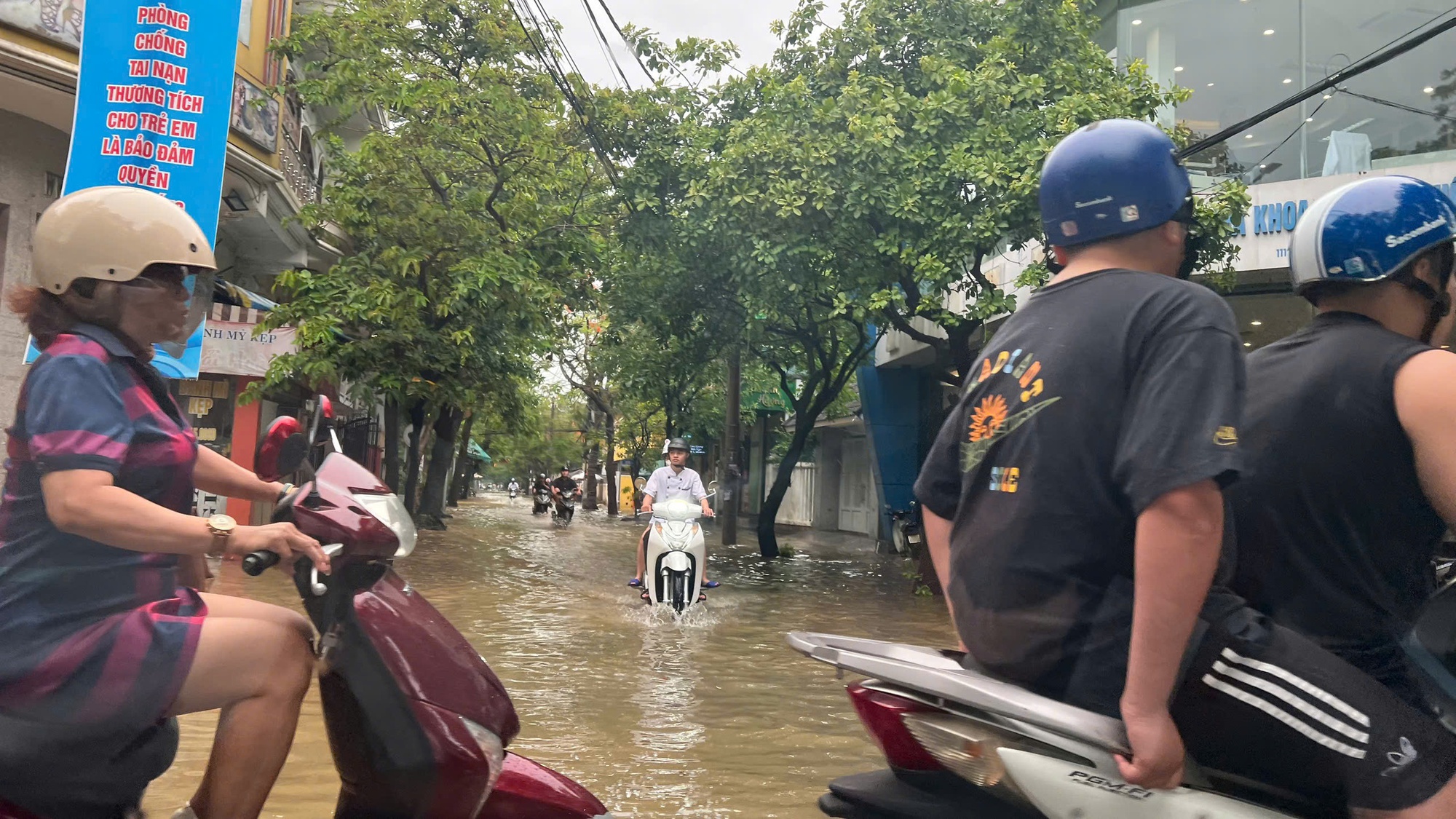 Hình ảnh đường phố Huế "lạ lùng" giữa mùa hè- Ảnh 2.