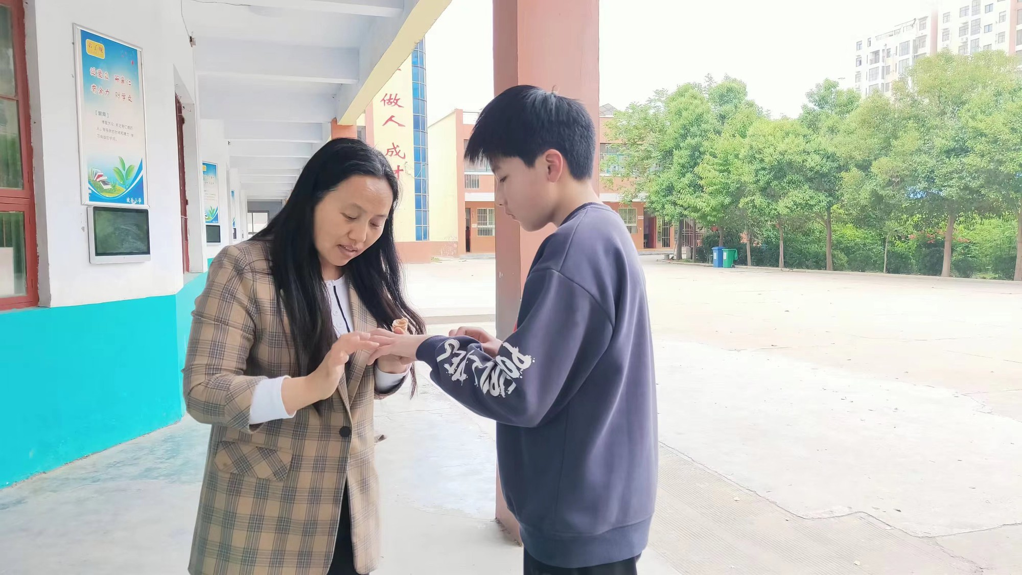 Giáo viên lâu năm khẳng định: Chỉ cần nhìn cách học sinh chào hỏi, tôi biết ngay tương lai chúng ra sao- Ảnh 1. Giáo viên lâu năm khẳng định: Chỉ cần nhìn cách học sinh chào hỏi, tôi biết ngay tương lai chúng ra sao- Ảnh 1.