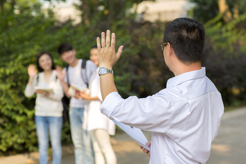 Giáo viên lâu năm khẳng định: Chỉ cần nhìn cách học sinh chào hỏi, tôi biết ngay tương lai chúng ra sao- Ảnh 2. Giáo viên lâu năm khẳng định: Chỉ cần nhìn cách học sinh chào hỏi, tôi biết ngay tương lai chúng ra sao- Ảnh 2.