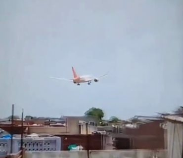 Những hình ảnh đầu tiên tại hiện trường máy bay Boeing 787 chở 242 người rơi tại Ấn Độ- Ảnh 2.