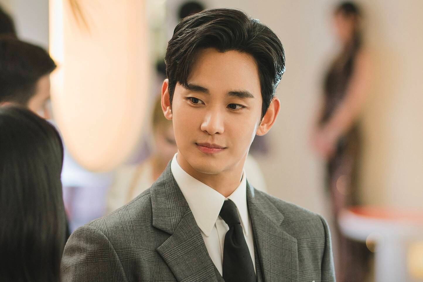 Biến căng: Kim Soo Hyun bị tịch thu nhà!- Ảnh 2. Biến căng: Kim Soo Hyun bị tịch thu nhà!- Ảnh 2.