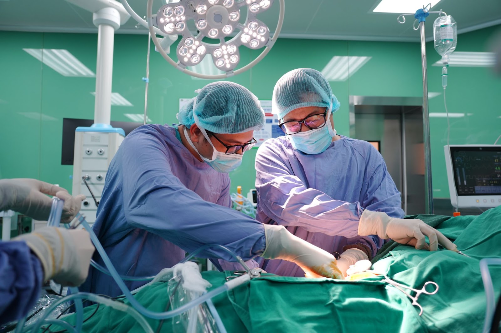 Cô gái trẻ thường xuyên tăng huyết áp không ngờ mắc u tuyến thượng thận - Ảnh 2.