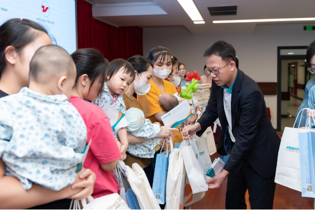 ABBANK lan tỏa giá trị tri ân nhân kỷ niệm 32 năm thành lập - Ảnh 1.