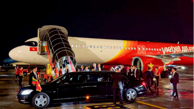 Tổng thống Litva đến Hà Nội trên chuyên cơ Vietjet - Ảnh 1. Tổng thống Litva đến Hà Nội trên chuyên cơ Vietjet - Ảnh 1.