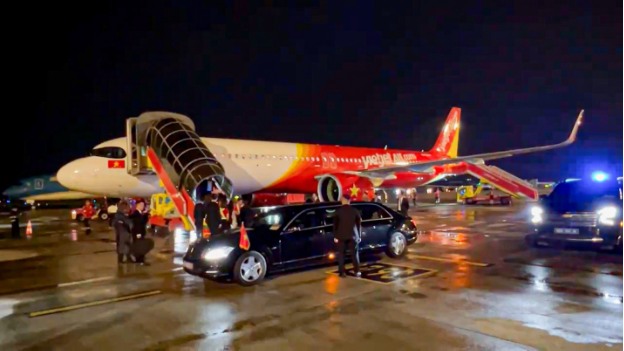 Tổng thống Litva đến Hà Nội trên chuyên cơ Vietjet - Ảnh 2. Tổng thống Litva đến Hà Nội trên chuyên cơ Vietjet - Ảnh 2.