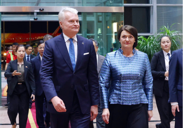 Tổng thống Litva đến Hà Nội trên chuyên cơ Vietjet - Ảnh 4. Tổng thống Litva đến Hà Nội trên chuyên cơ Vietjet - Ảnh 4.
