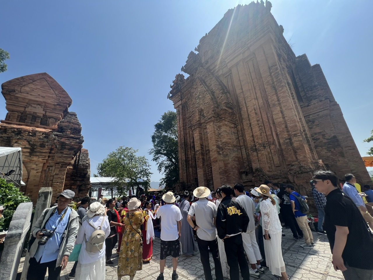 Việt Nam đón hơn 9,2 triệu khách quốc tế trong 5 tháng đầu năm 2025 - Ảnh 1.