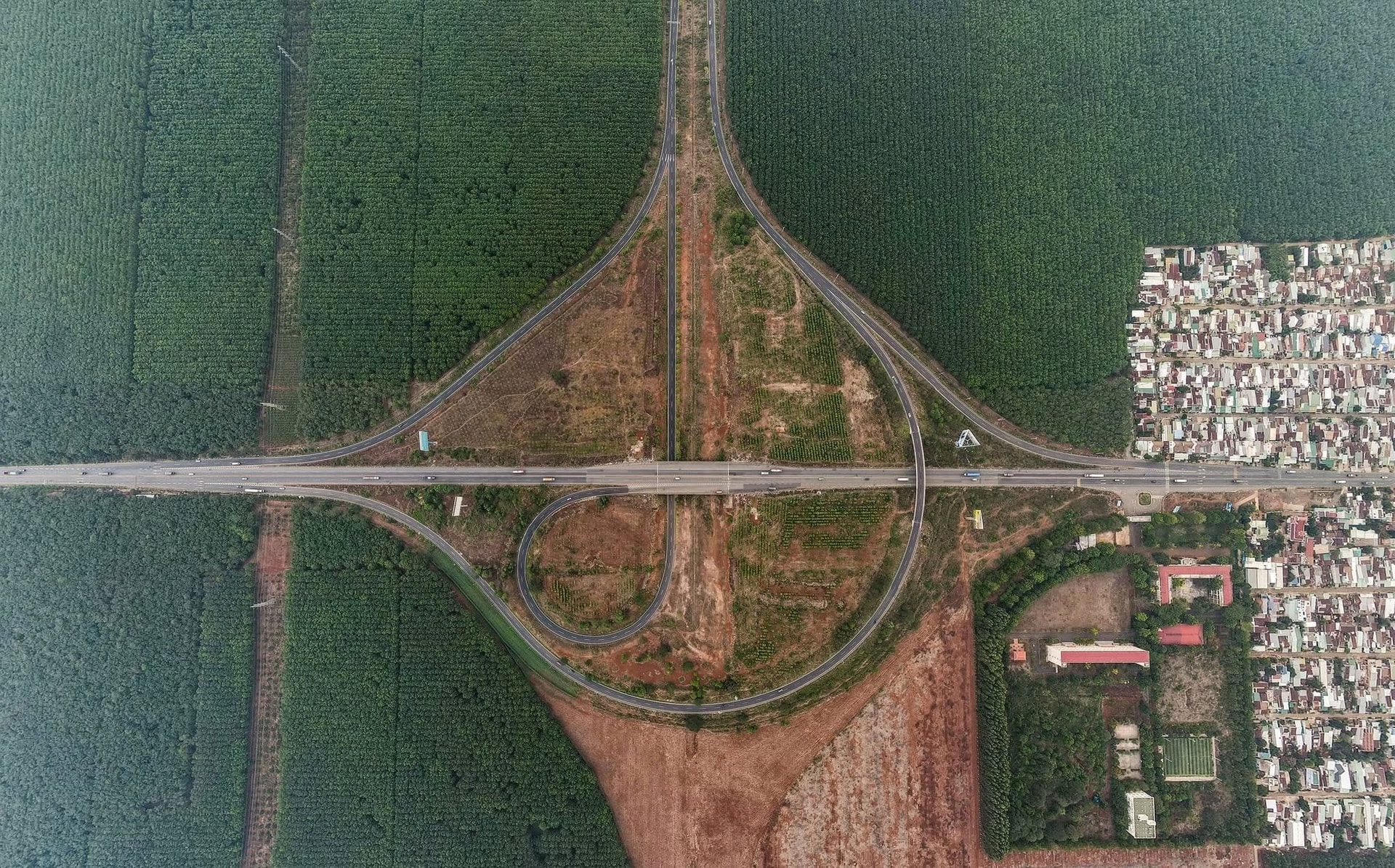 Công ty của ông Trần Bá Dương ký hợp đồng BOT dự án cao tốc Dầu Giây - Tân Phú 8.400 tỷ đồng- Ảnh 2. Công ty của ông Trần Bá Dương ký hợp đồng BOT dự án cao tốc Dầu Giây - Tân Phú 8.400 tỷ đồng- Ảnh 2.
