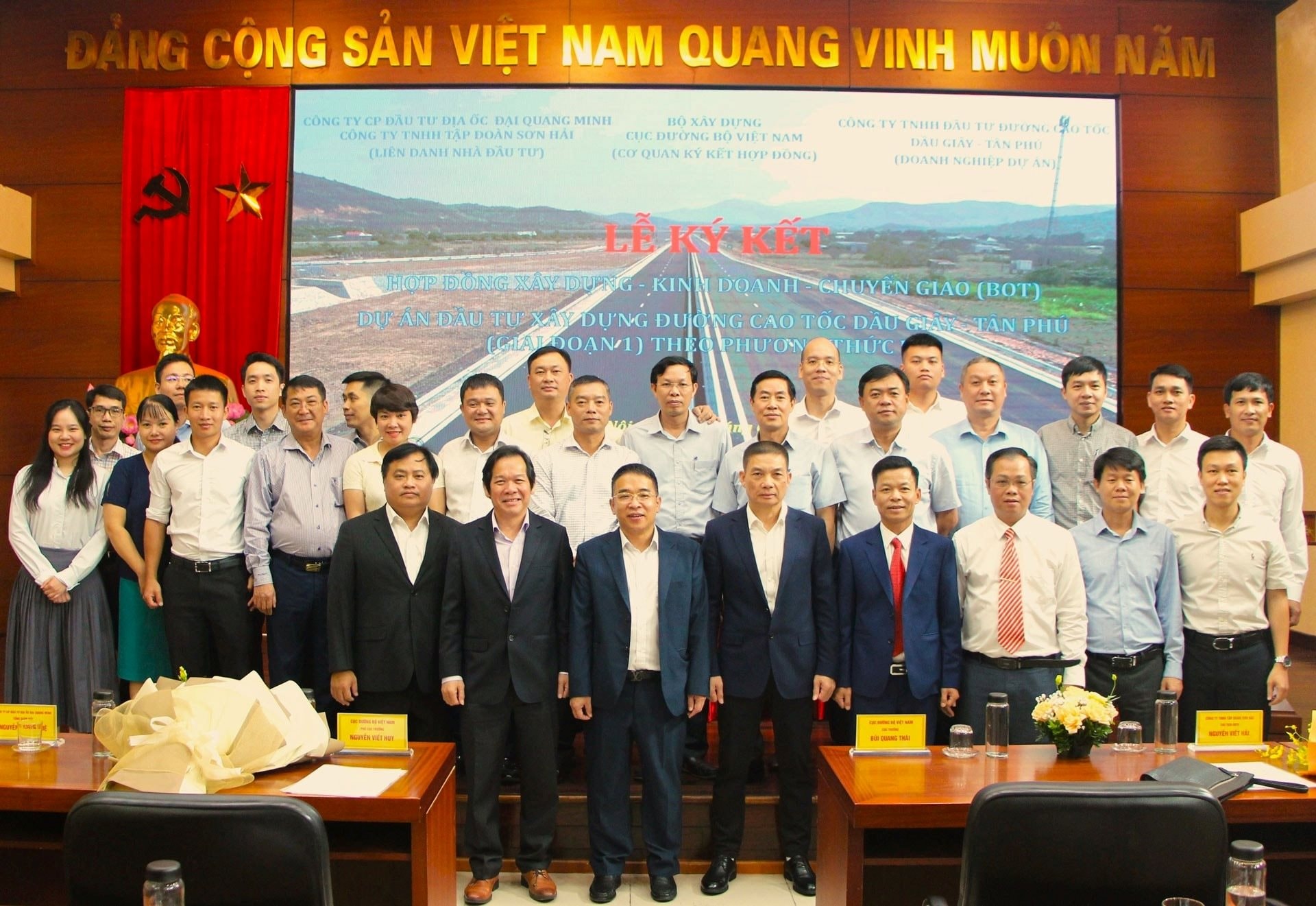 Công ty của ông Trần Bá Dương ký hợp đồng BOT dự án cao tốc Dầu Giây - Tân Phú 8.400 tỷ đồng- Ảnh 3. Công ty của ông Trần Bá Dương ký hợp đồng BOT dự án cao tốc Dầu Giây - Tân Phú 8.400 tỷ đồng- Ảnh 3.