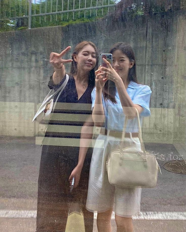 Sau khi lấy chồng, tôi giữ ví riêng, còn bạn tôi gộp hết tiền: 3 năm sau, kết quả hoàn toàn khác- Ảnh 1. Sau khi lấy chồng, tôi giữ ví riêng, còn bạn tôi gộp hết tiền: 3 năm sau, kết quả hoàn toàn khác- Ảnh 1.