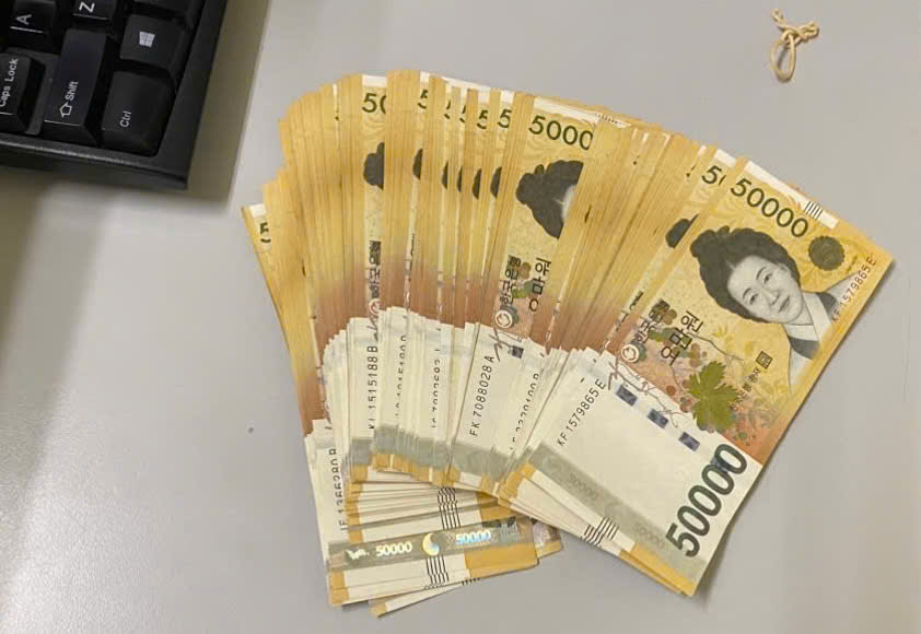 Bọc tiền gần 100 triệu đồng nằm chơ vơ ở sân bay- Ảnh 1.