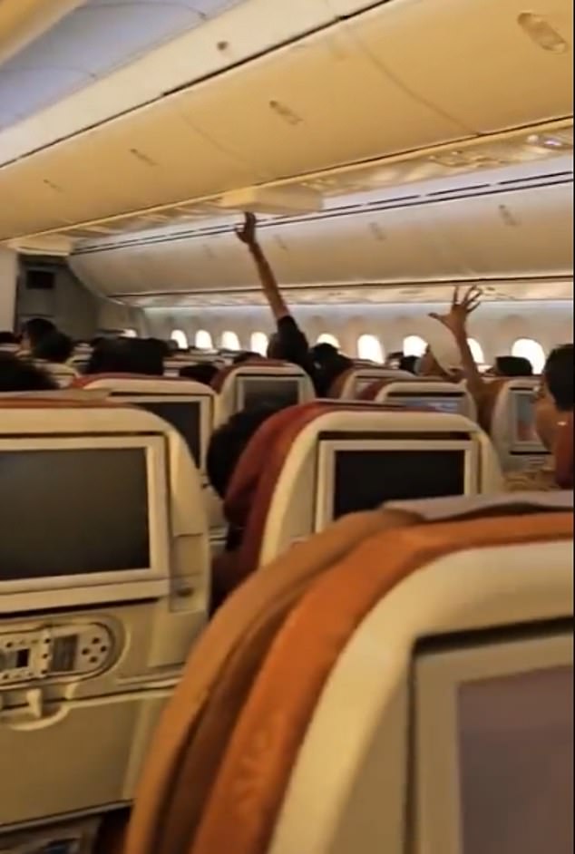 Cận cảnh bên trong máy bay Air India xấu số vài giờ trước tai nạn: Có quá nhiều điểm bất thường- Ảnh 1.