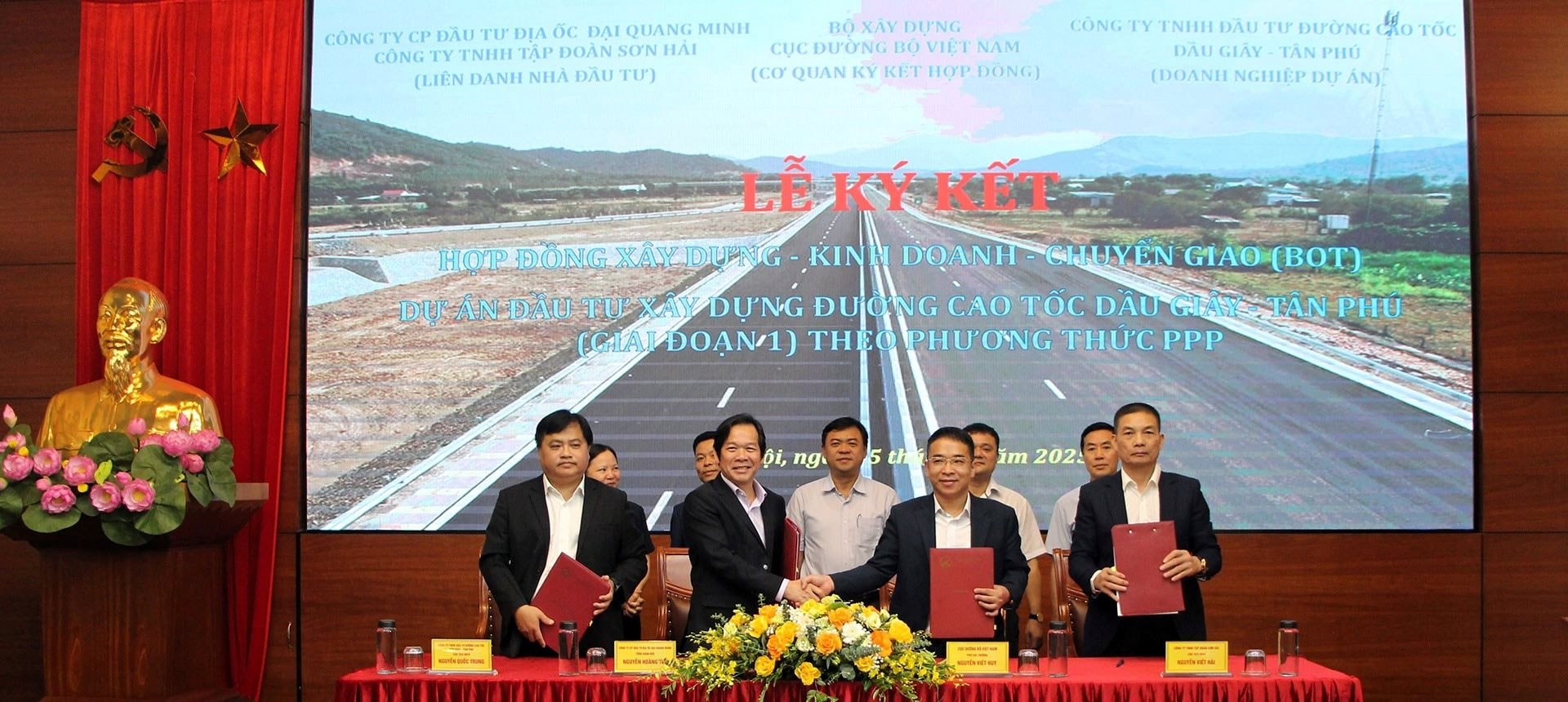 Công ty của ông Trần Bá Dương ký hợp đồng BOT dự án cao tốc Dầu Giây - Tân Phú 8.400 tỷ đồng- Ảnh 1. Công ty của ông Trần Bá Dương ký hợp đồng BOT dự án cao tốc Dầu Giây - Tân Phú 8.400 tỷ đồng- Ảnh 1.