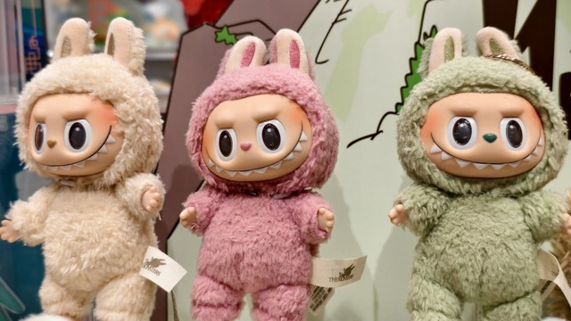 Thật khó tin: Búp bê Labubu được bán với giá đắt ngang một căn nhà ở Hà Nội- Ảnh 2.