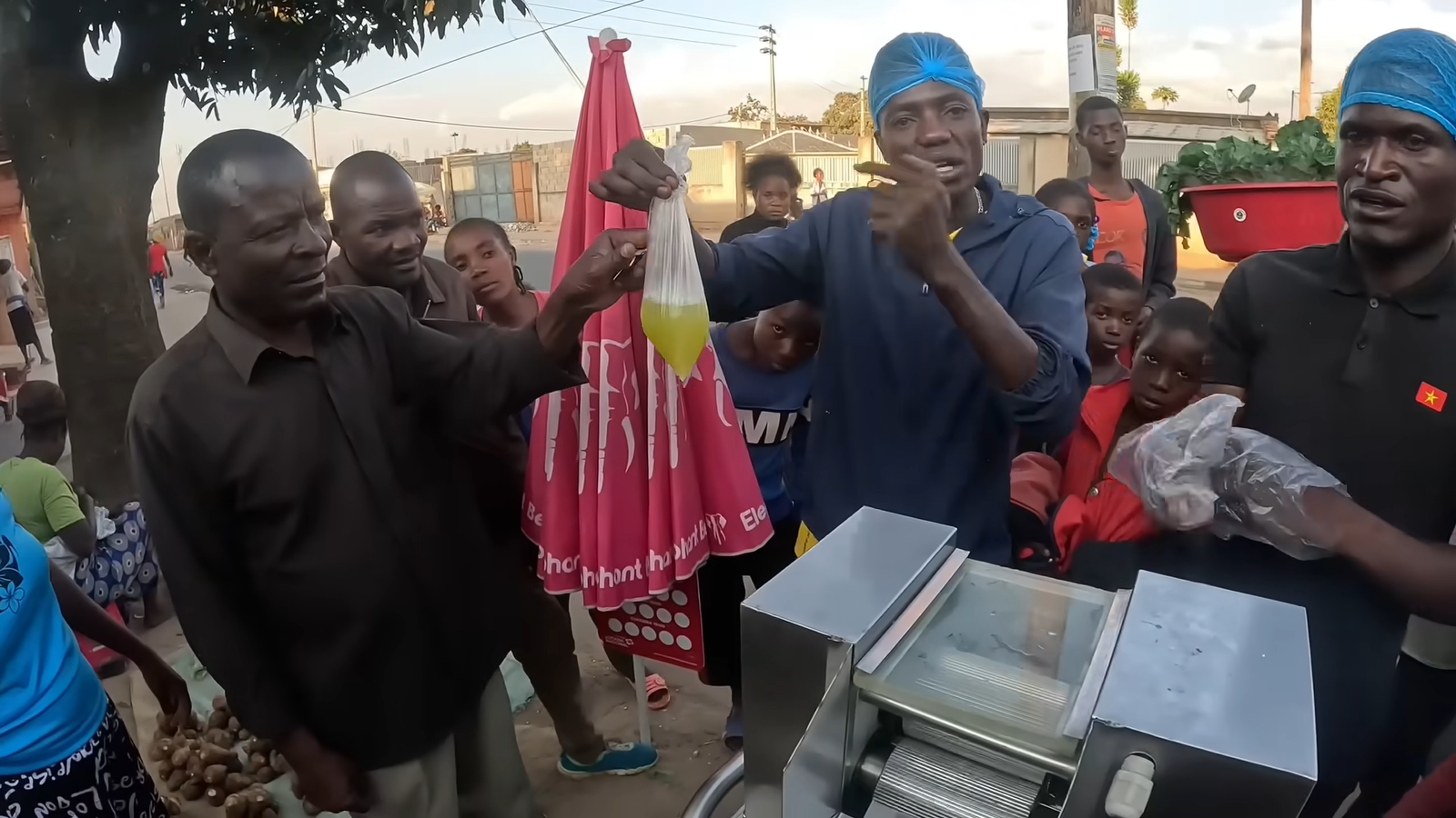 Bán loại nước giải khát nổi tiếng ở Việt Nam, thành viên team Quang Linh châu Phi đón khách nườm nượp, giá siêu rẻ chỉ 5.000 đồng/cốc - Ảnh 4.