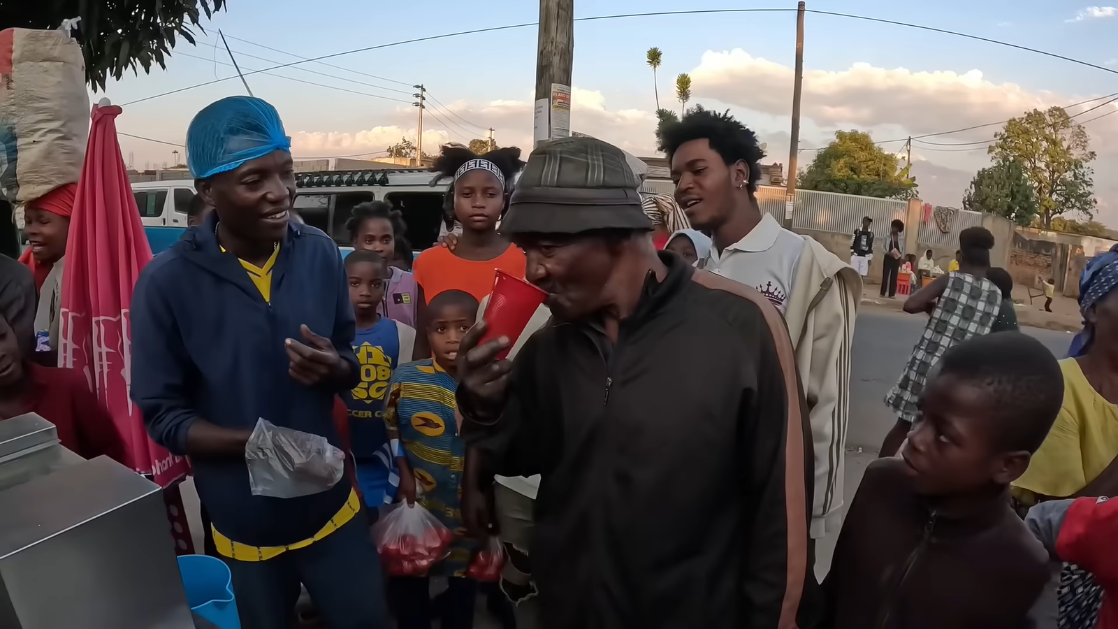 Bán loại nước giải khát nổi tiếng ở Việt Nam, thành viên team Quang Linh châu Phi đón khách nườm nượp, giá siêu rẻ chỉ 5.000 đồng/cốc - Ảnh 3.