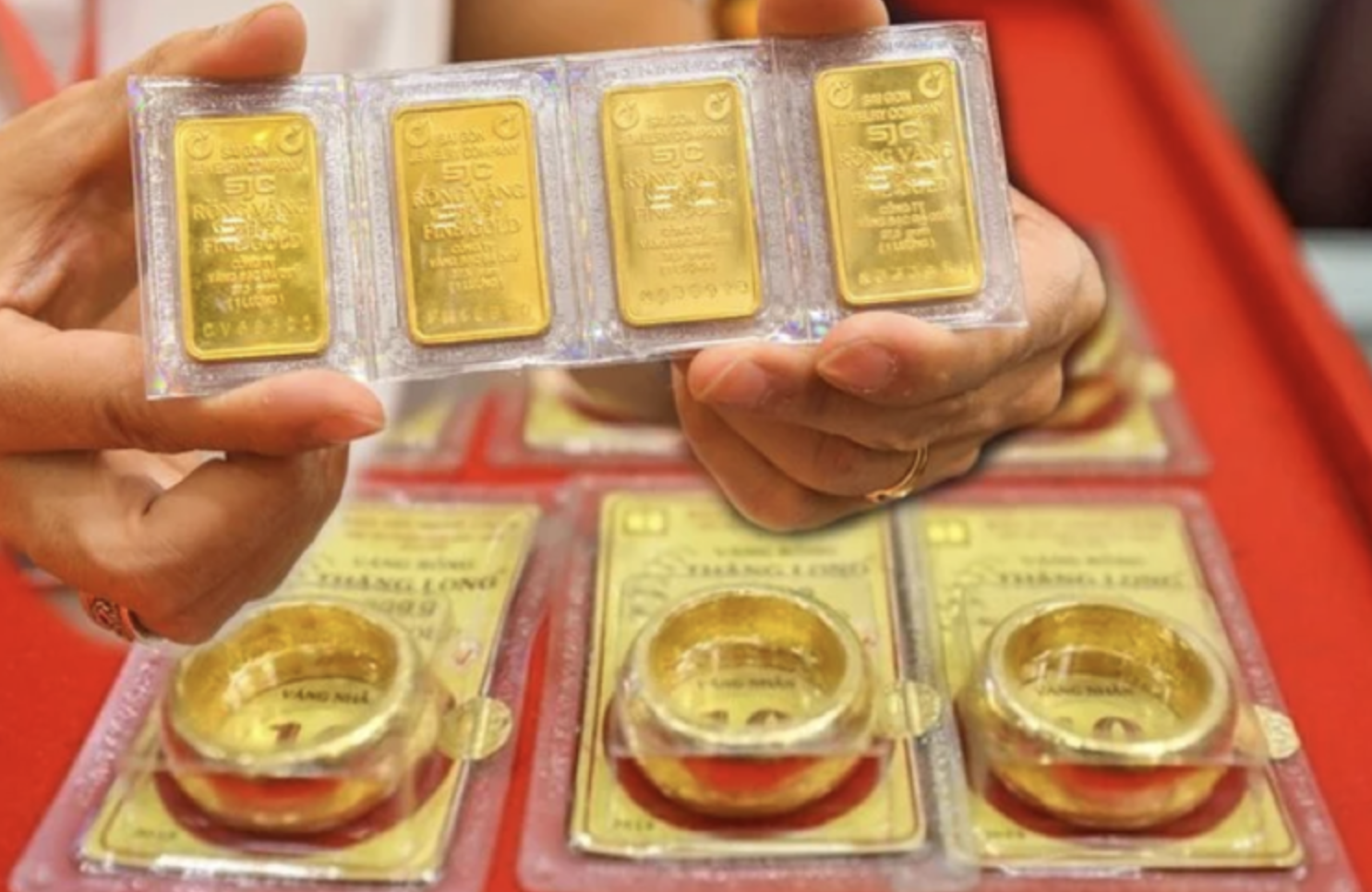 Ngân hàng Nhà nước đề xuất cấm dùng tiền mặt khi mua bán vàng từ 20 triệu đồng trở lên - Ảnh 1.