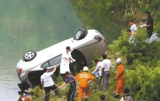 Người đàn ông mua 8 gói bảo hiểm, khi gặp tai nạn lại bị từ chối bồi thường 47 tỷ đồng, công ty bảo hiểm: “Hợp đồng đã chấm dứt”- Ảnh 1.
