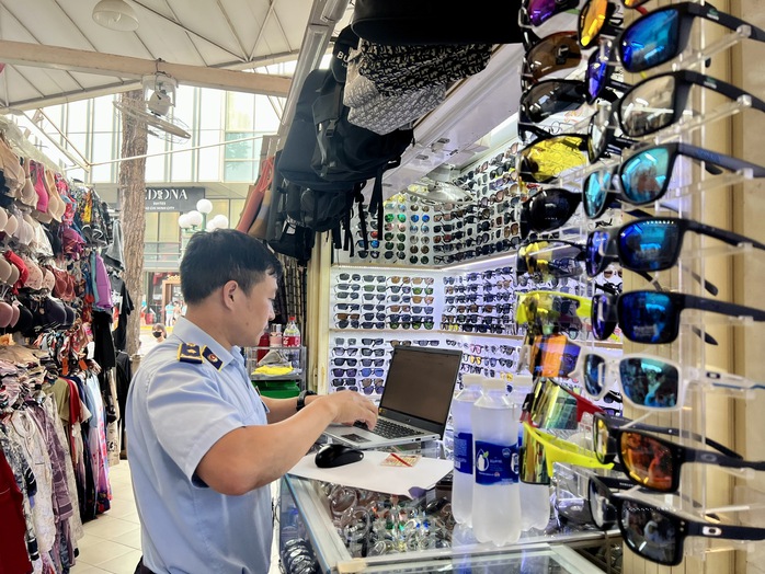 Saigon Square tiếp tục bị kiểm tra, nhiều sạp đómg cửa né tránh- Ảnh 2.