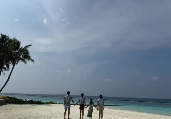 Quý tử nhà Đặng Siêu – Tôn Lệ: Sở hữu toàn nét đẹp của mẹ, mới 14 tuổi đã cao gần 1m80, hứa hẹn là mỹ nam thế hệ mới - Ảnh 1. Quý tử nhà Đặng Siêu – Tôn Lệ: Sở hữu toàn nét đẹp của mẹ, mới 14 tuổi đã cao gần 1m80, hứa hẹn là mỹ nam thế hệ mới - Ảnh 1.