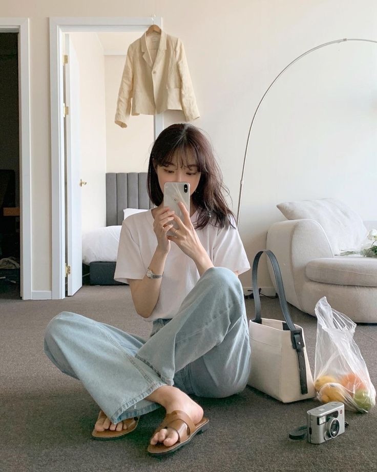 Nhà không chỉ là gạch, nó còn là điện, nước, internet, máy lạnh, máy giặt, chổi quét nhà…- Ảnh 1.