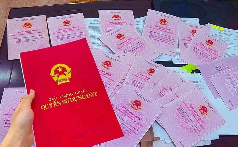 Hồ sơ cấp sổ đỏ đã được tiếp nhận trước ngày 1/7/2025 nhưng chưa được giải quyết thì xử lý thế nào?- Ảnh 1. Hồ sơ cấp sổ đỏ đã được tiếp nhận trước ngày 1/7/2025 nhưng chưa được giải quyết thì xử lý thế nào?- Ảnh 1.
