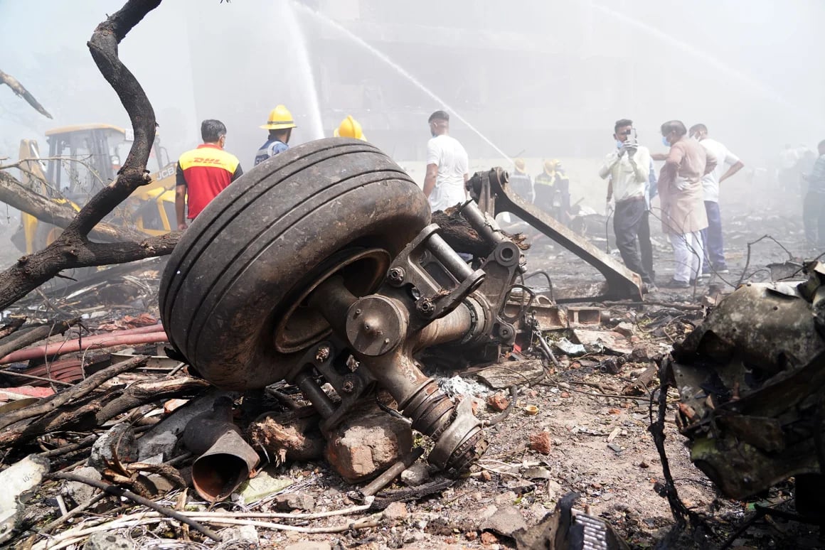 Máy bay vỡ tan, họ vẫn sống: 3 kỳ tích khiến cả thế giới sửng sốt giữa các thảm họa hàng không 20 năm qua- Ảnh 1.