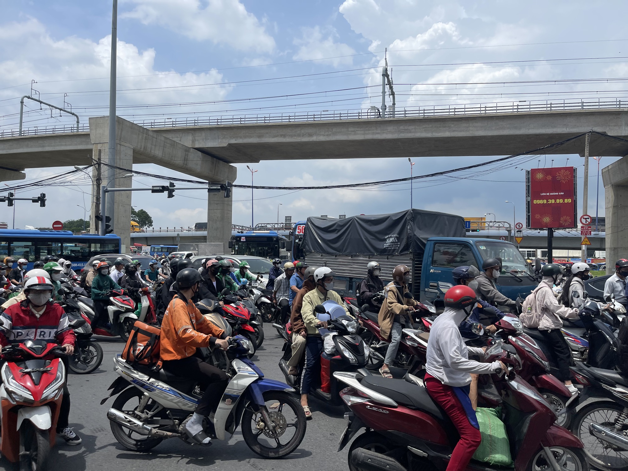 Trưa 14-6, xảy ra ùn ứ giao thông nghiêm trọng ở TP Thủ Đức- Ảnh 3.