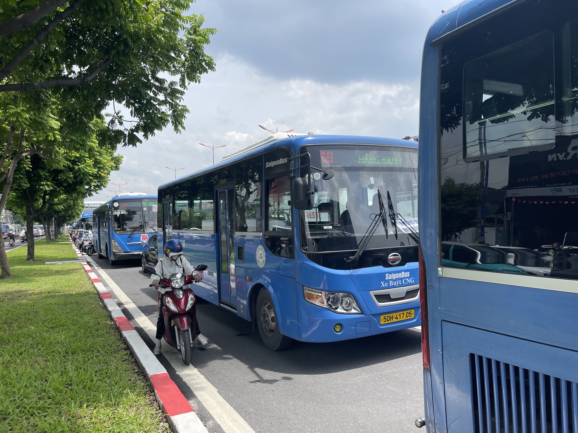 Trưa 14-6, xảy ra ùn ứ giao thông nghiêm trọng ở TP Thủ Đức- Ảnh 5.