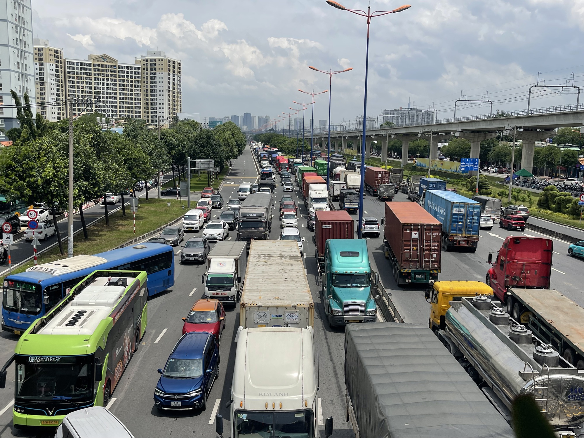 Trưa 14-6, xảy ra ùn ứ giao thông nghiêm trọng ở TP Thủ Đức- Ảnh 6.