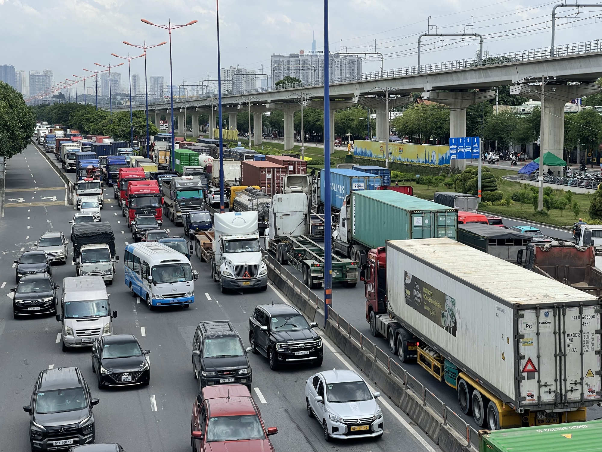 Trưa 14-6, xảy ra ùn ứ giao thông nghiêm trọng ở TP Thủ Đức- Ảnh 1.