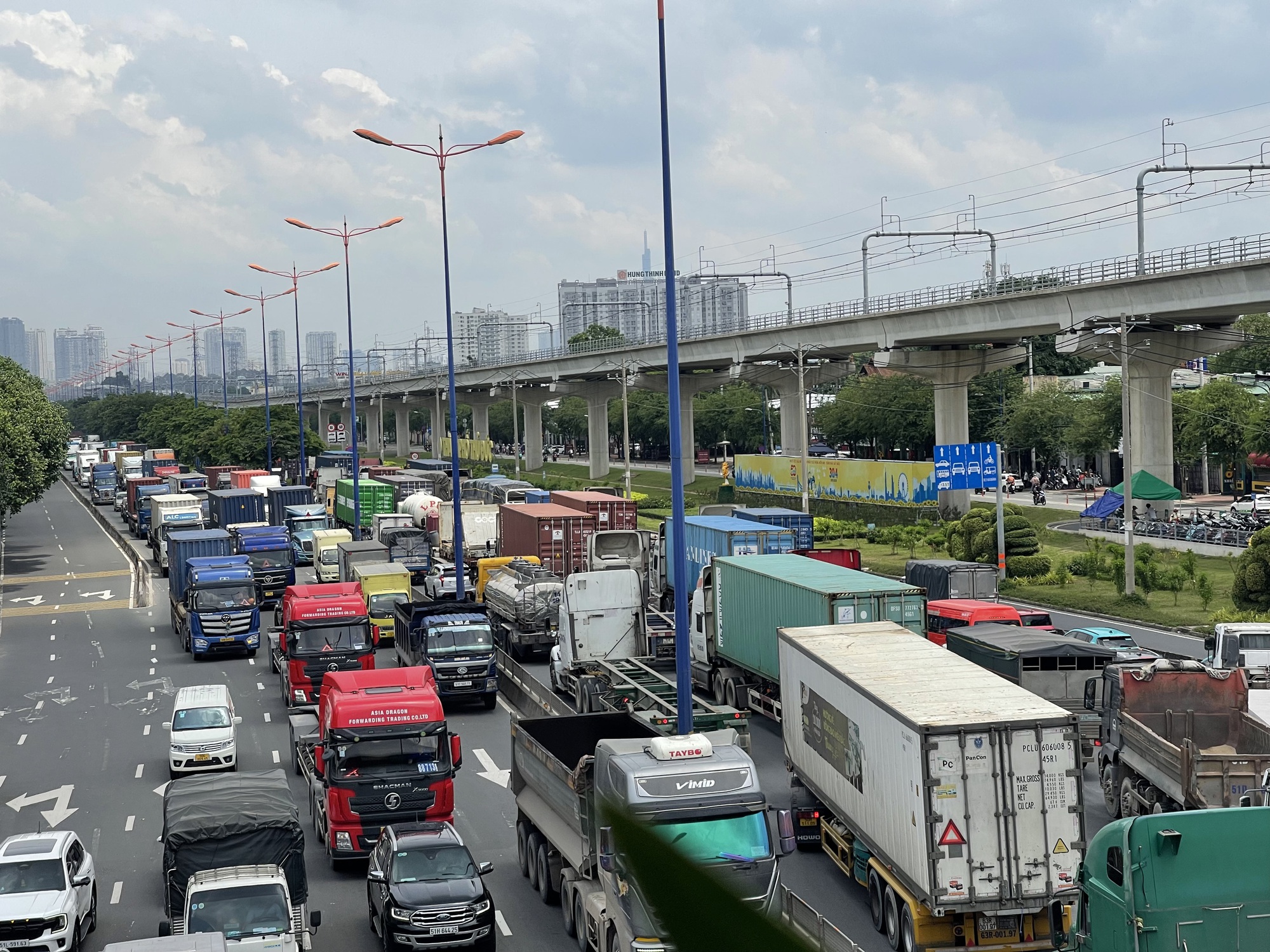 Trưa 14-6, xảy ra ùn ứ giao thông nghiêm trọng ở TP Thủ Đức- Ảnh 8.
