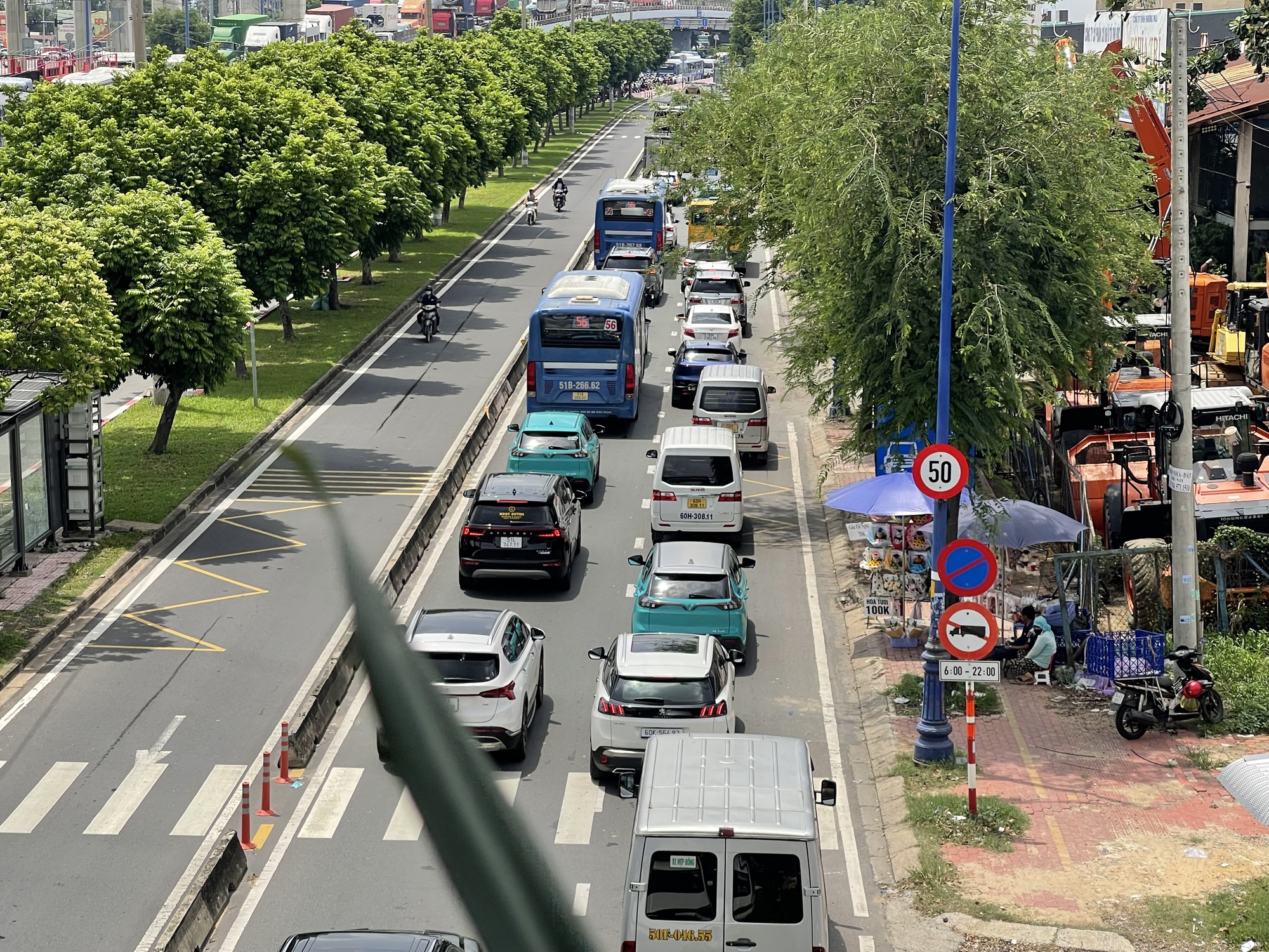 Trưa 14-6, xảy ra ùn ứ giao thông nghiêm trọng ở TP Thủ Đức- Ảnh 2.