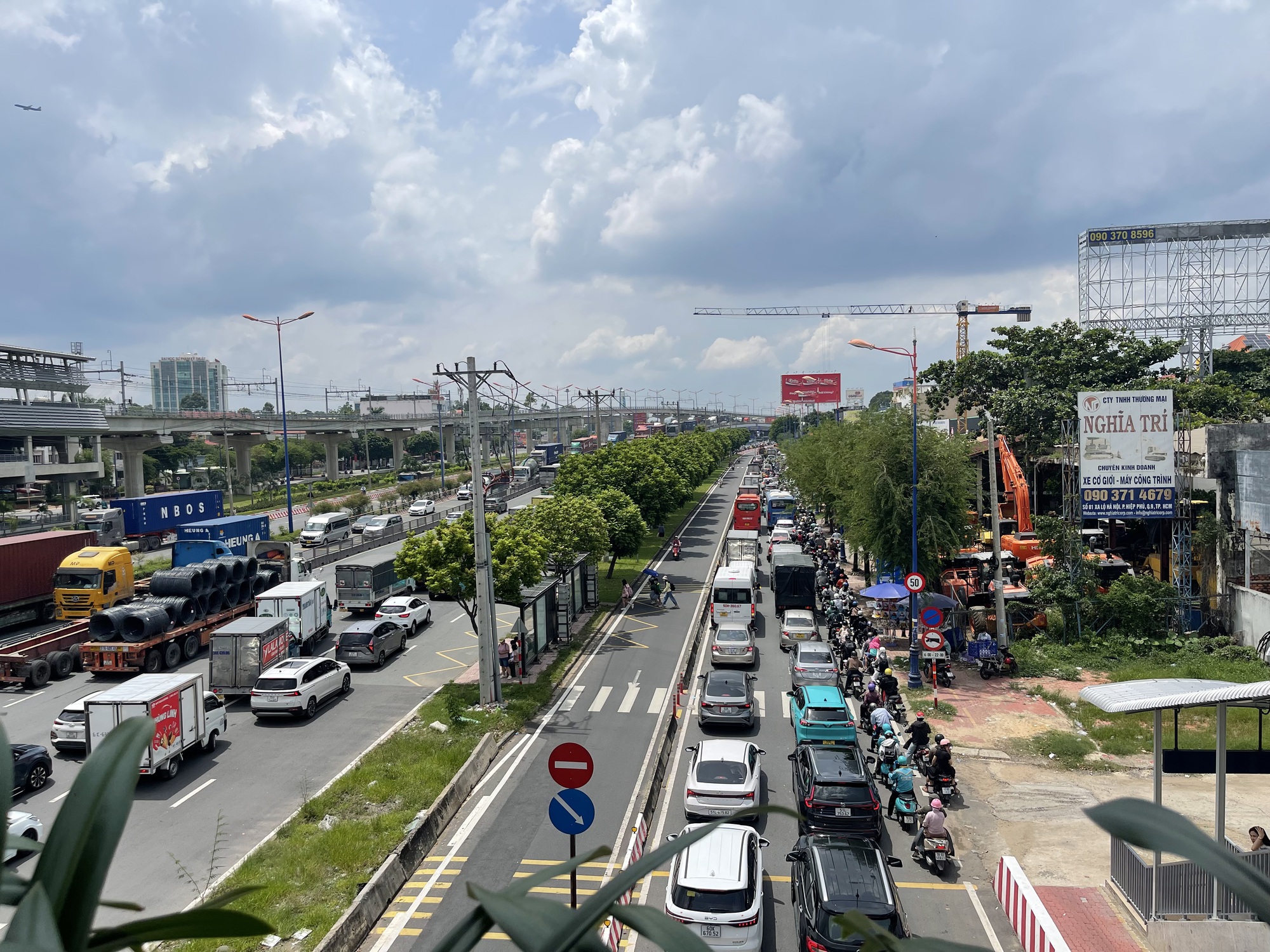 Trưa 14-6, xảy ra ùn ứ giao thông nghiêm trọng ở TP Thủ Đức- Ảnh 4.
