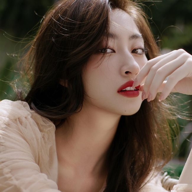 Đố bạn nhận ra nàng Hậu trong bức ảnh này là ai: Trưởng thành đã xinh đẹp hơn người còn học cực đỉnh đấy nhé!- Ảnh 3.