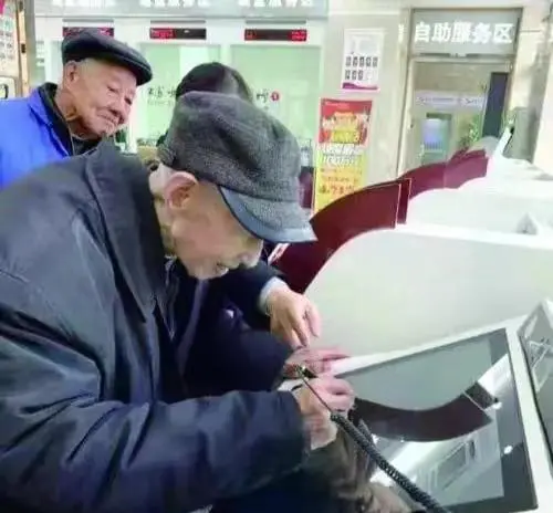 Ra ATM rút tiền để đi chợ, cụ ông 72 tuổi choáng váng vì có tiền giả: Ngân hàng thẳng thừng nói "Không liên quan!"- Ảnh 2. Ra ATM rút tiền để đi chợ, cụ ông 72 tuổi choáng váng vì có tiền giả: Ngân hàng thẳng thừng nói "Không liên quan!"- Ảnh 2.