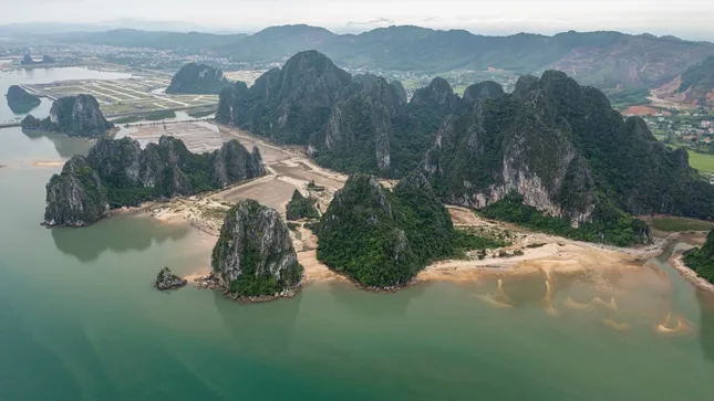 Lộ diện nhà đầu tư 'siêu' dự án đô thị nghỉ dưỡng tỷ đô tại Vân Đồn 1 Lộ diện nhà đầu tư 'siêu' dự án đô thị nghỉ dưỡng tỷ đô tại Vân Đồn