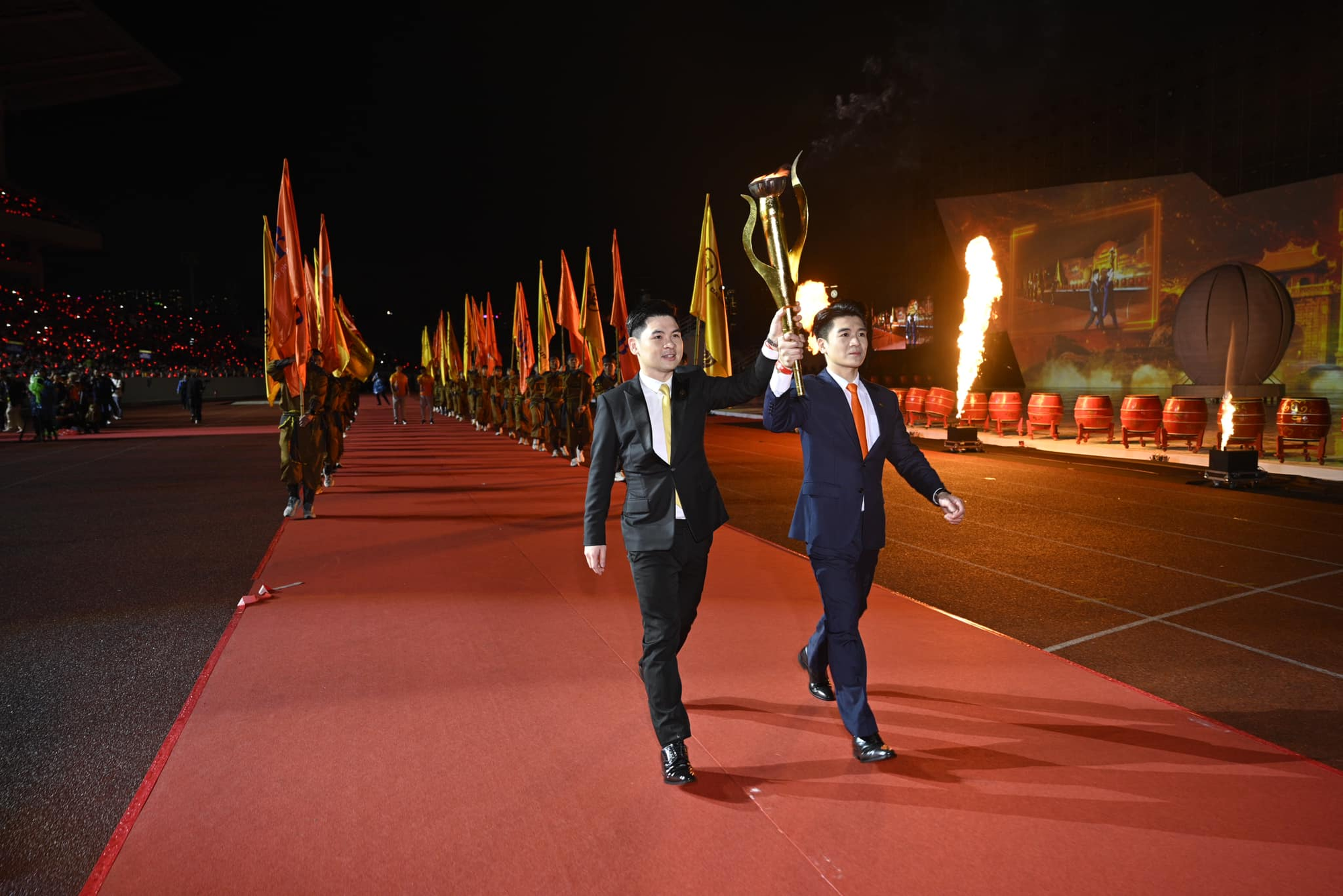 Những ông bố "đỉnh nóc kịch trần" gây dựng nên nền tảng "khủng" từ hai bàn tay trắng, tạo ra cả một thế hệ kế thừa tài năng khiến người ta ngưỡng mộ- Ảnh 15.