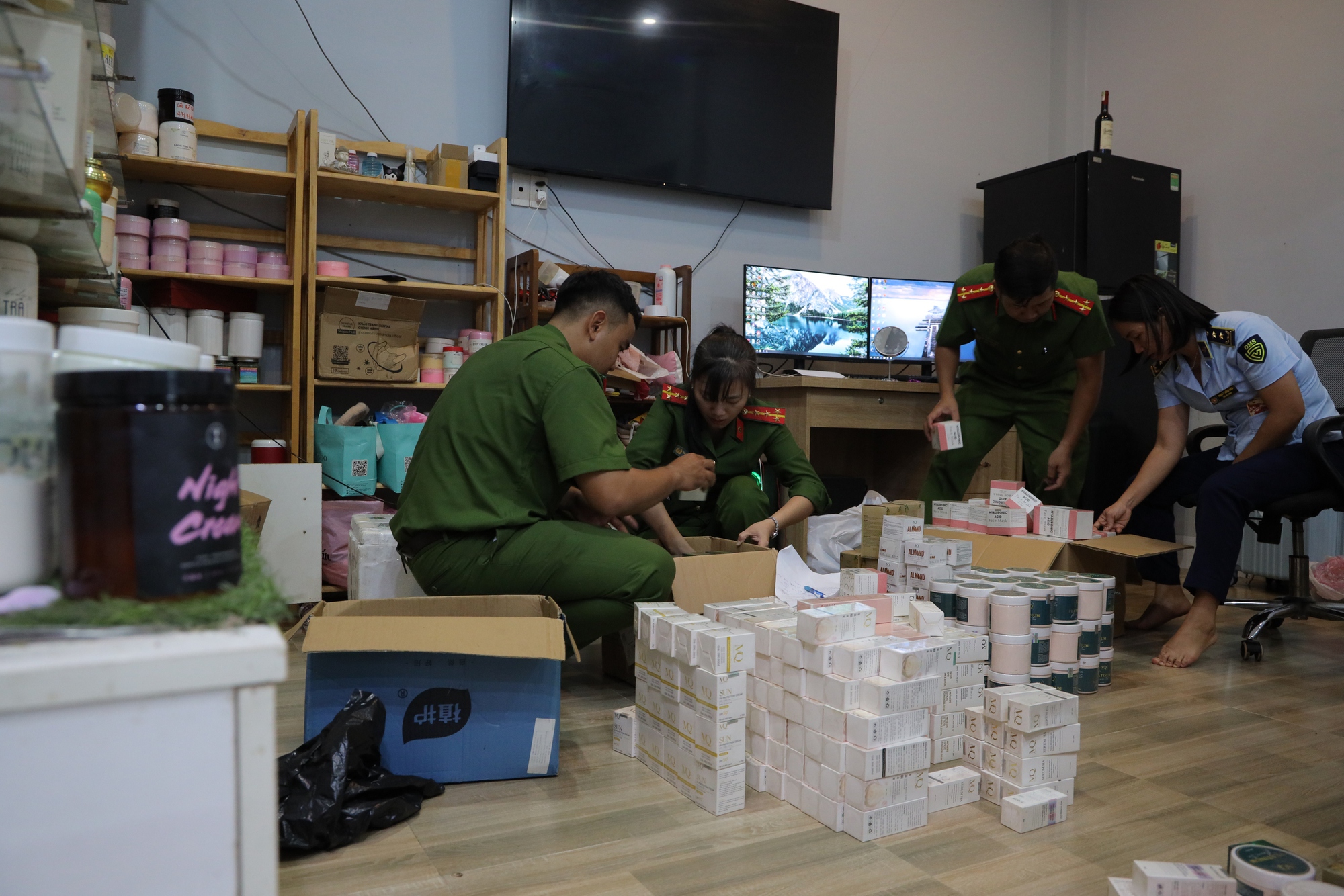 Phát hiện đường dây sử dụng hoá chất sản xuất mỹ phẩm giả tuồn ra thị trường- Ảnh 1.